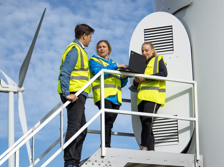 Mitarbeiter an Windturbine