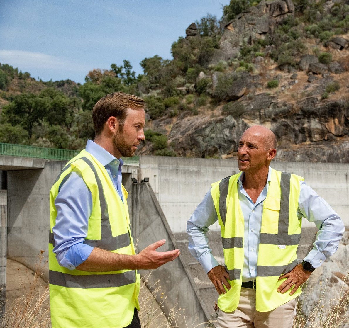 Aquila Capital Mitarbeiter an Wasserkraftanlage